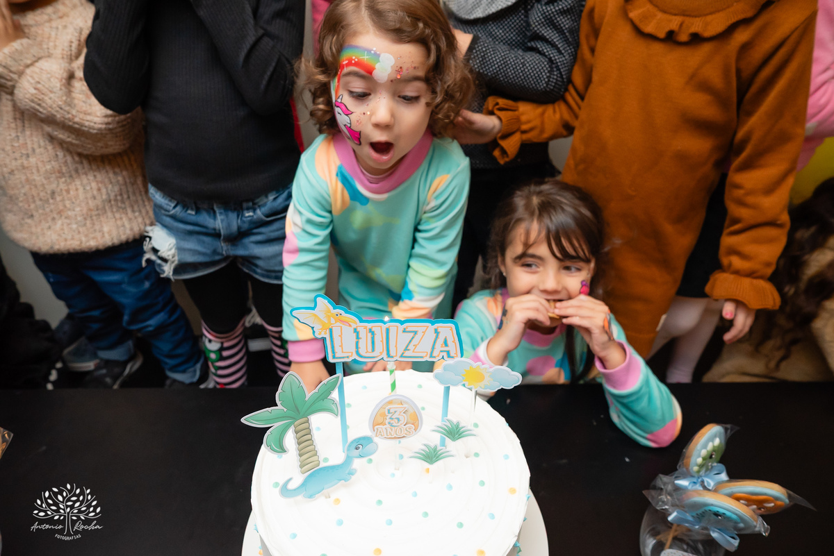 aniversário infantil - fotografia de festa - tema dinossauros - salão de condomínio - balão surpresa - decoração personalizada - pintura facial - ensaio infantil - fotografia documental - fotografia de crianças - festa infantil - Pelotas - Festa Criança