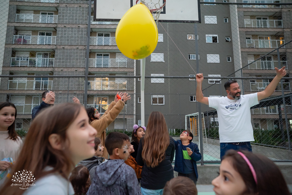 aniversário infantil - fotografia de festa - tema dinossauros - salão de condomínio - balão surpresa - decoração personalizada - pintura facial - ensaio infantil - fotografia documental - fotografia de crianças - festa infantil - Pelotas - Festa Criança
