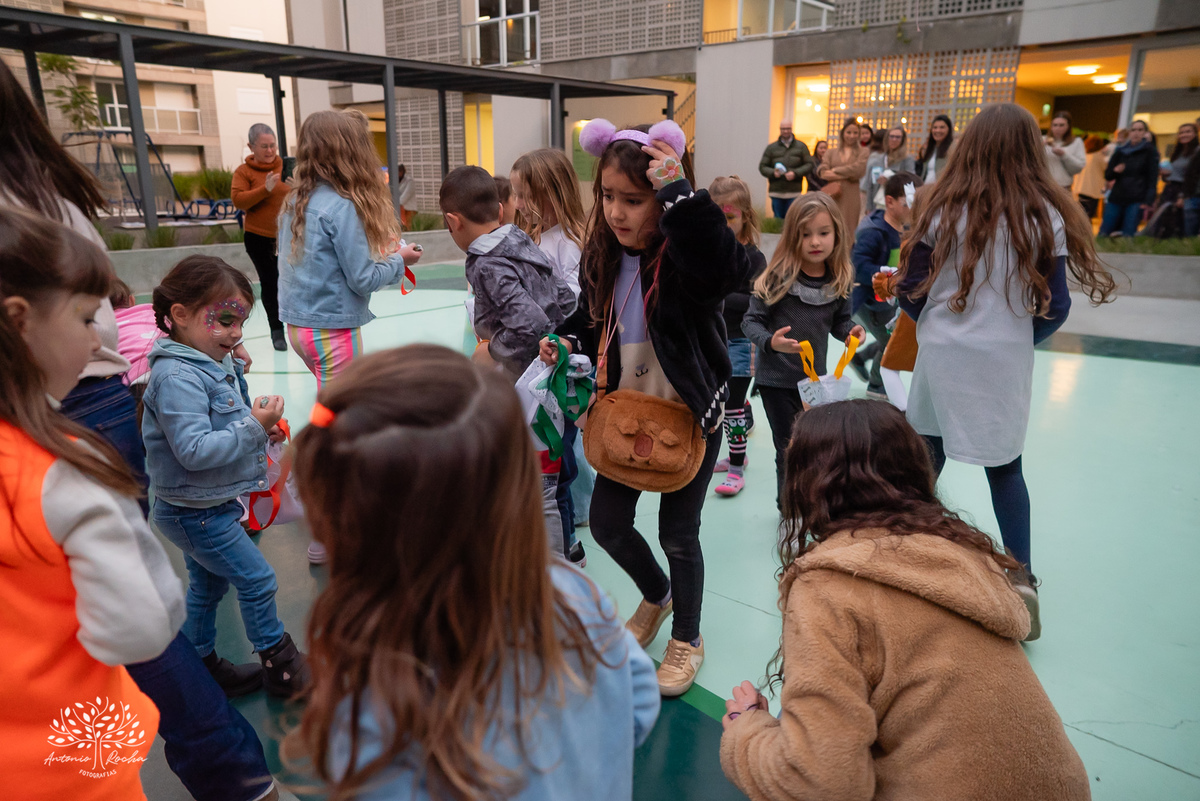 aniversário infantil - fotografia de festa - tema dinossauros - salão de condomínio - balão surpresa - decoração personalizada - pintura facial - ensaio infantil - fotografia documental - fotografia de crianças - festa infantil - Pelotas - Festa Criança