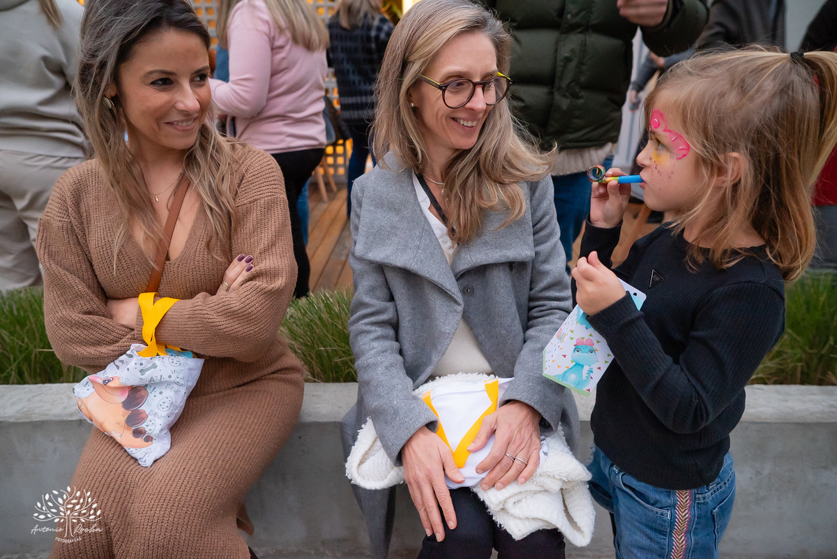 aniversário infantil - fotografia de festa - tema dinossauros - salão de condomínio - balão surpresa - decoração personalizada - pintura facial - ensaio infantil - fotografia documental - fotografia de crianças - festa infantil - Pelotas - Festa Criança
