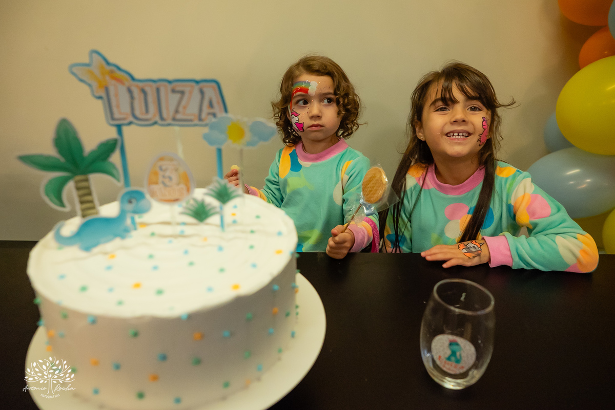 aniversário infantil - fotografia de festa - tema dinossauros - salão de condomínio - balão surpresa - decoração personalizada - pintura facial - ensaio infantil - fotografia documental - fotografia de crianças - festa infantil - Pelotas - Festa Criança