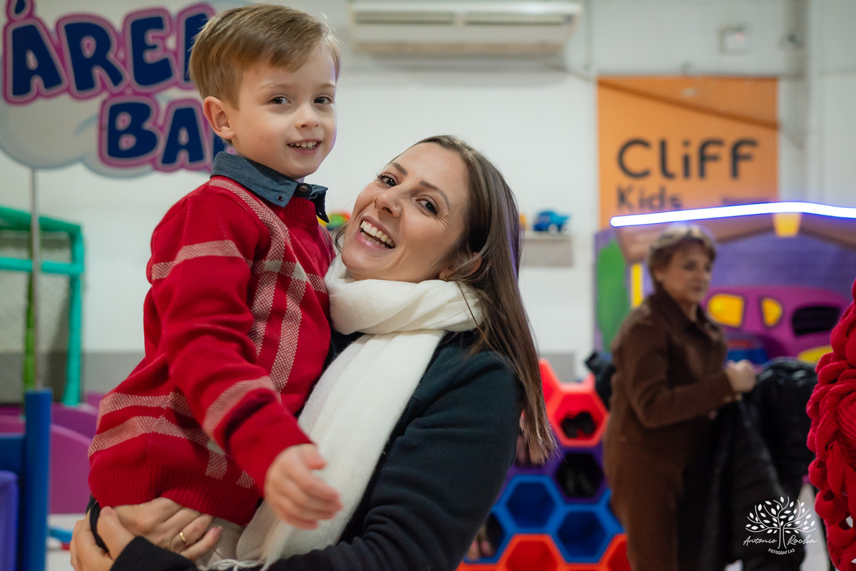 Caio - aniversário - Hot Wheels - festa infantil - Pelotas - energia de criança - brincadeiras - playground - pintura - desenhos - família - convidados - abraço caloroso - alegria - diversão - memória - fotografia - Antonio Rocha Fotografias - Cliff Kids