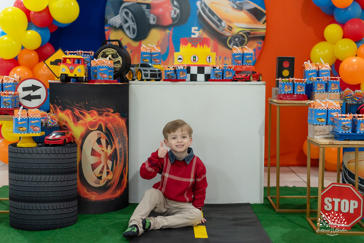 Caio - aniversário - Hot Wheels - festa infantil - Pelotas - energia de criança - brincadeiras - playground - pintura - desenhos - família - convidados - abraço caloroso - alegria - diversão - memória - fotografia - Antonio Rocha Fotografias - Cliff Kids