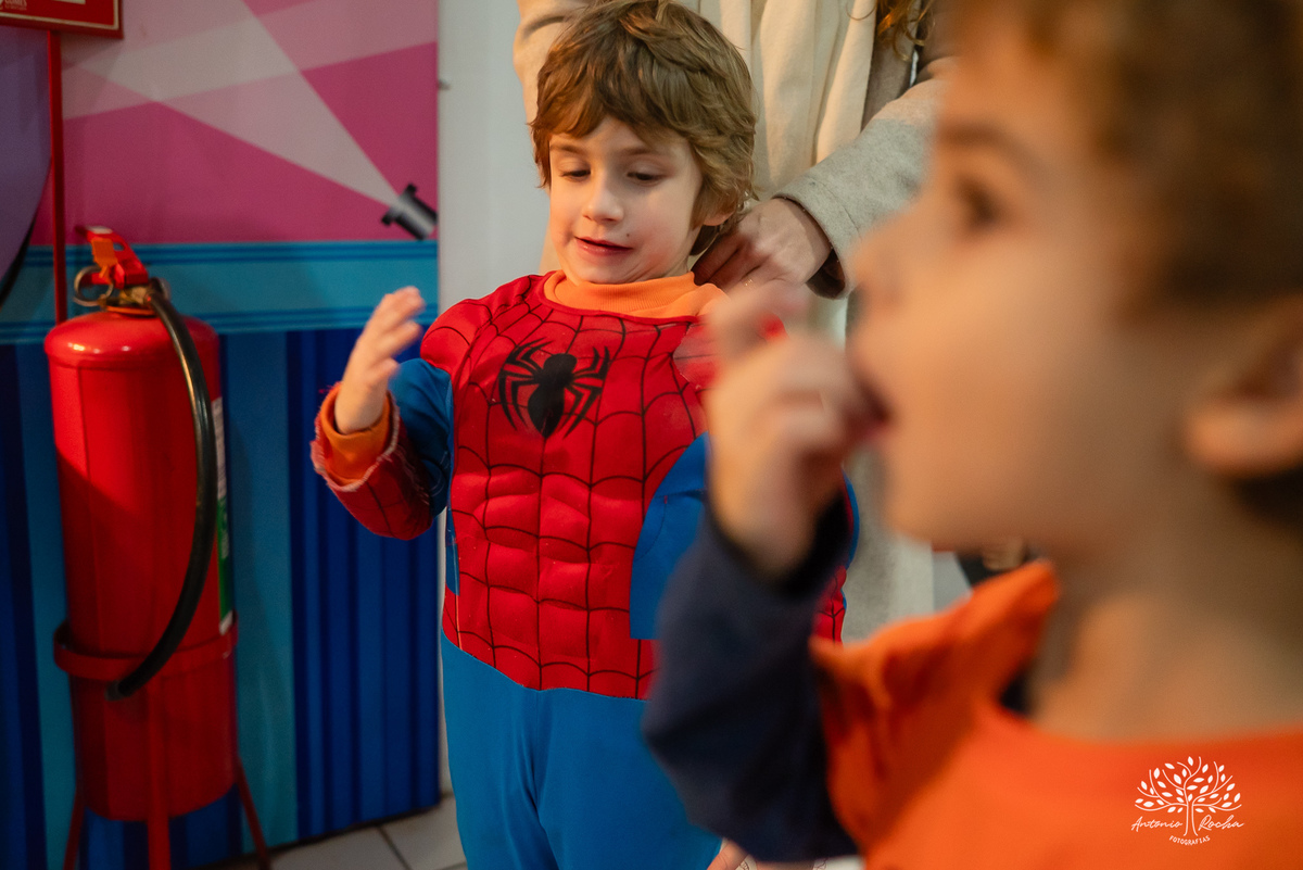 Caio - aniversário - Hot Wheels - festa infantil - Pelotas - energia de criança - brincadeiras - playground - pintura - desenhos - família - convidados - abraço caloroso - alegria - diversão - memória - fotografia - Antonio Rocha Fotografias - Cliff Kids