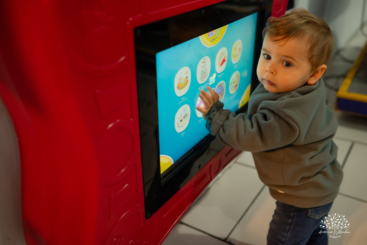 Caio - aniversário - Hot Wheels - festa infantil - Pelotas - energia de criança - brincadeiras - playground - pintura - desenhos - família - convidados - abraço caloroso - alegria - diversão - memória - fotografia - Antonio Rocha Fotografias - Cliff Kids