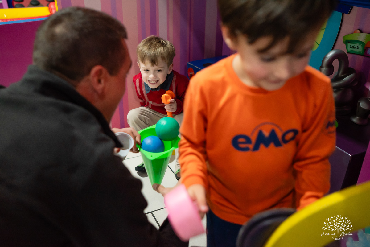 Caio - aniversário - Hot Wheels - festa infantil - Pelotas - energia de criança - brincadeiras - playground - pintura - desenhos - família - convidados - abraço caloroso - alegria - diversão - memória - fotografia - Antonio Rocha Fotografias - Cliff Kids