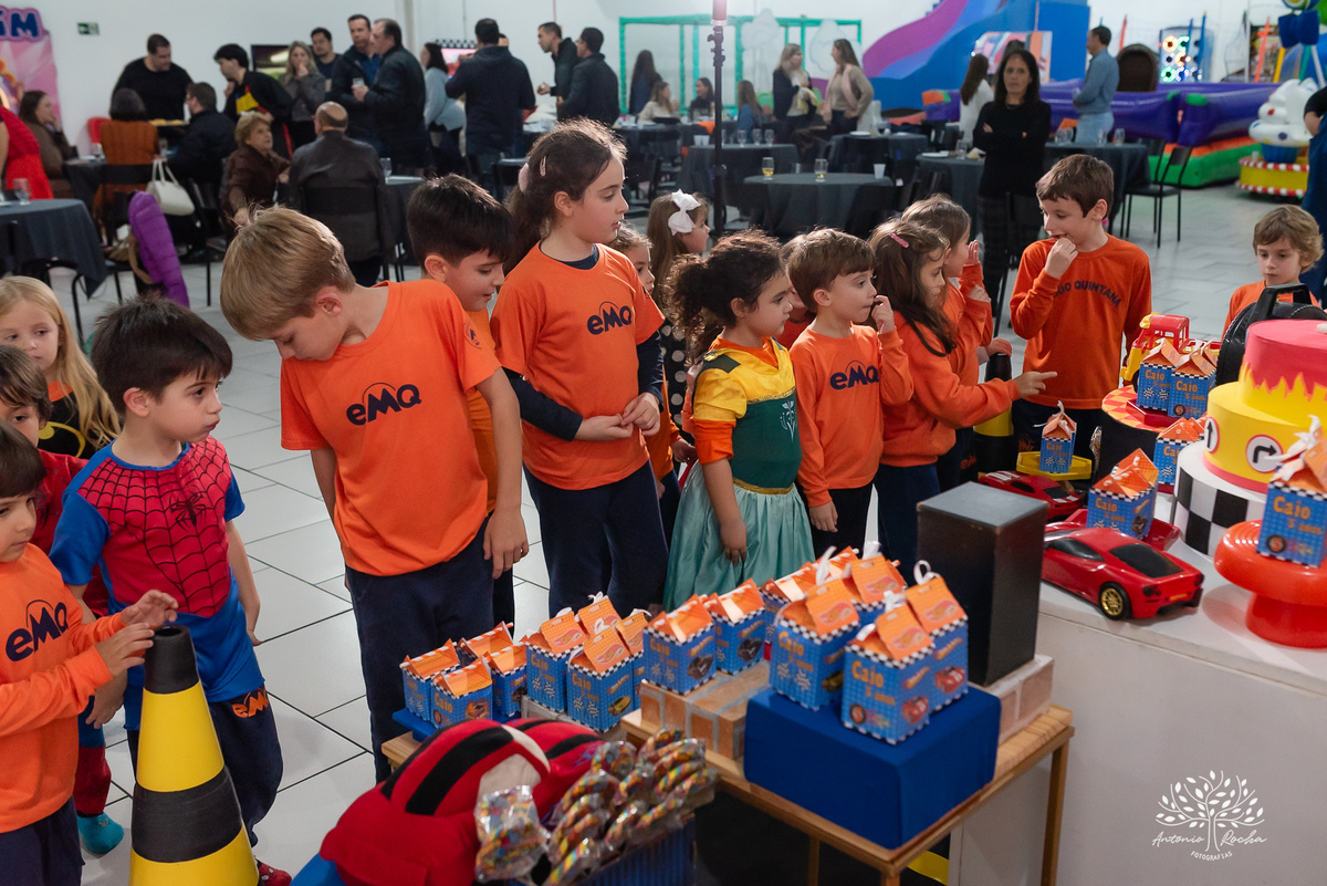 Caio - aniversário - Hot Wheels - festa infantil - Pelotas - energia de criança - brincadeiras - playground - pintura - desenhos - família - convidados - abraço caloroso - alegria - diversão - memória - fotografia - Antonio Rocha Fotografias - Cliff Kids