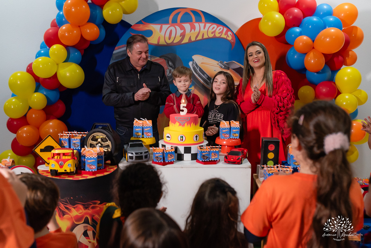 Caio - aniversário - Hot Wheels - festa infantil - Pelotas - energia de criança - brincadeiras - playground - pintura - desenhos - família - convidados - abraço caloroso - alegria - diversão - memória - fotografia - Antonio Rocha Fotografias - Cliff Kids