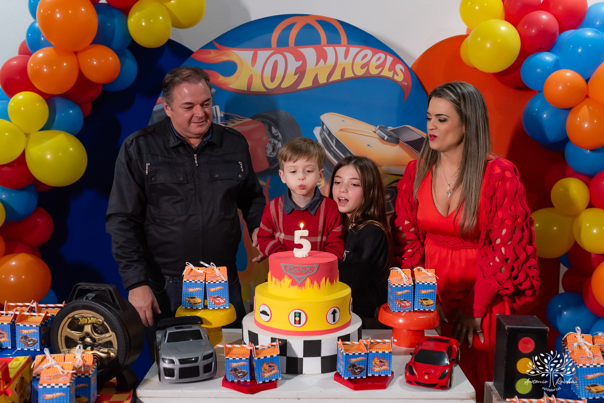 Caio - aniversário - Hot Wheels - festa infantil - Pelotas - energia de criança - brincadeiras - playground - pintura - desenhos - família - convidados - abraço caloroso - alegria - diversão - memória - fotografia - Antonio Rocha Fotografias - Cliff Kids