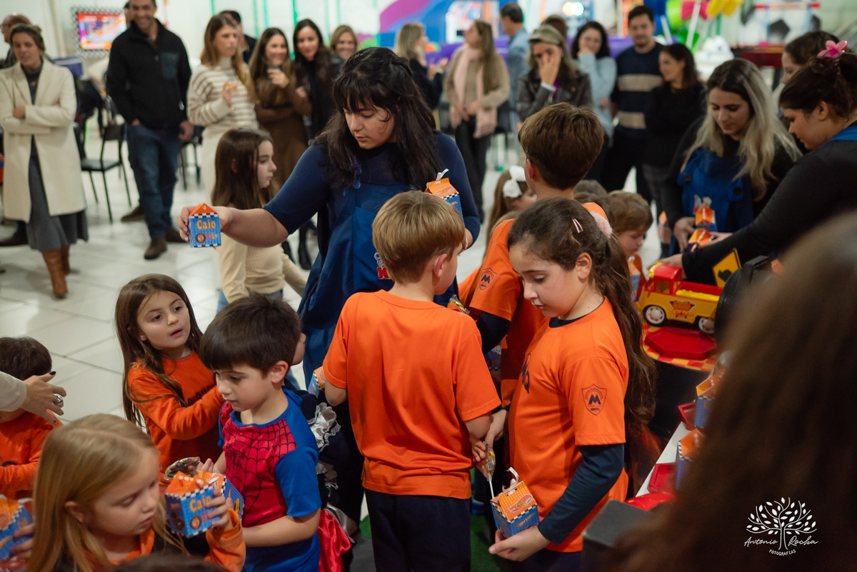 Caio - aniversário - Hot Wheels - festa infantil - Pelotas - energia de criança - brincadeiras - playground - pintura - desenhos - família - convidados - abraço caloroso - alegria - diversão - memória - fotografia - Antonio Rocha Fotografias - Cliff Kids