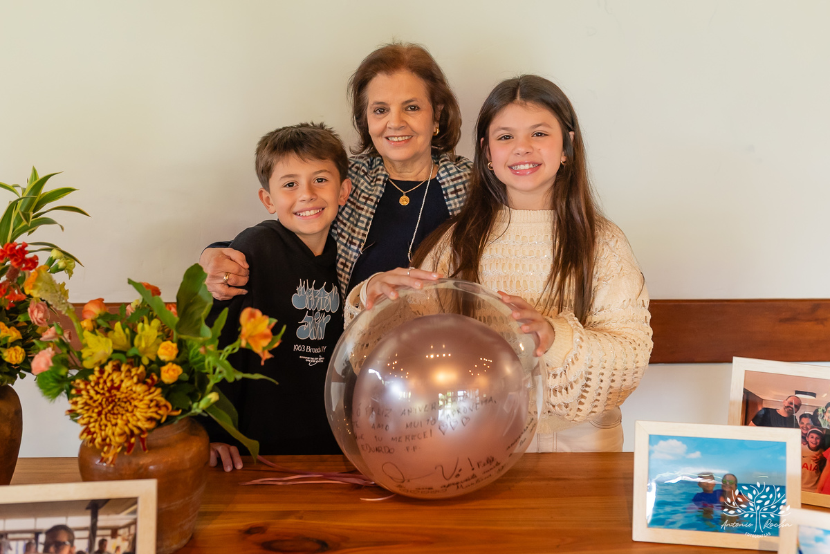 aniversário-Lourdes-70-anos-festa-familiar-almoço-amigos-celebração-vida-fotografia-memórias-registros-fotos-viagens-família-emocionante-discursos-detais-cuidados-momento-especial-decoracao-Flor--sorrisos-lembranças-Antonio-Rocha-Fotografias - Pelotas