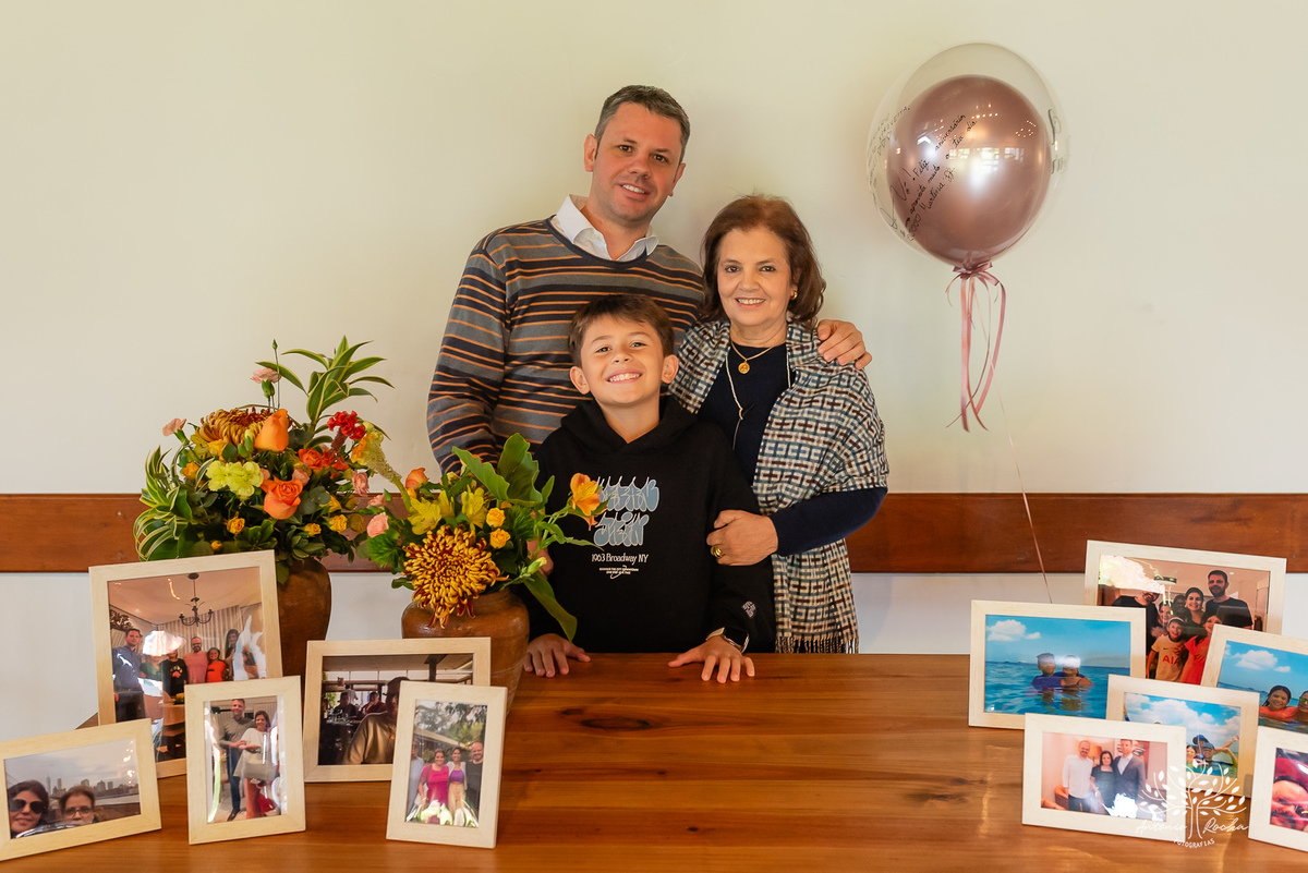 aniversário-Lourdes-70-anos-festa-familiar-almoço-amigos-celebração-vida-fotografia-memórias-registros-fotos-viagens-família-emocionante-discursos-detais-cuidados-momento-especial-decoracao-Flor--sorrisos-lembranças-Antonio-Rocha-Fotografias - Pelotas