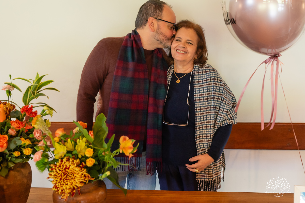 aniversário-Lourdes-70-anos-festa-familiar-almoço-amigos-celebração-vida-fotografia-memórias-registros-fotos-viagens-família-emocionante-discursos-detais-cuidados-momento-especial-decoracao-Flor--sorrisos-lembranças-Antonio-Rocha-Fotografias - Pelotas