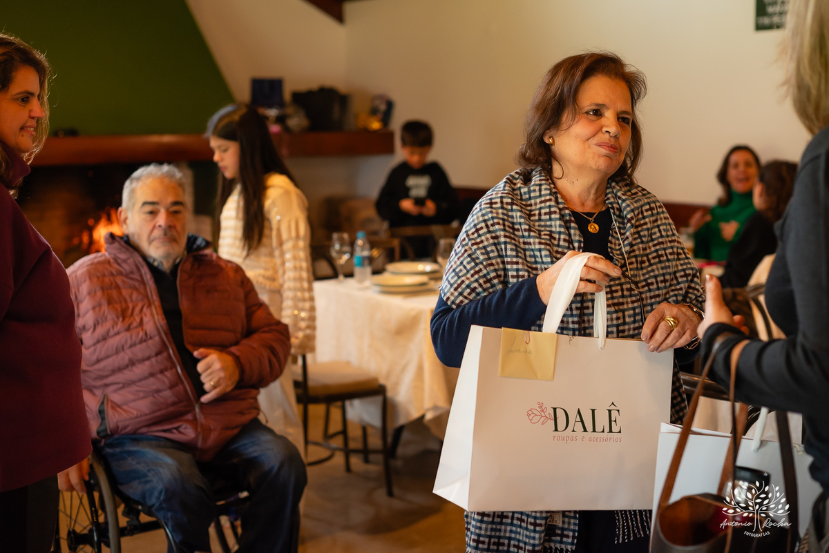 aniversário-Lourdes-70-anos-festa-familiar-almoço-amigos-celebração-vida-fotografia-memórias-registros-fotos-viagens-família-emocionante-discursos-detais-cuidados-momento-especial-decoracao-Flor--sorrisos-lembranças-Antonio-Rocha-Fotografias - Pelotas