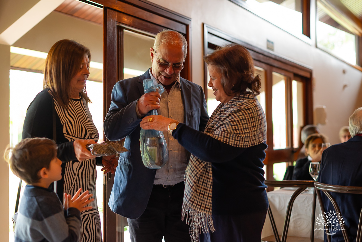 aniversário-Lourdes-70-anos-festa-familiar-almoço-amigos-celebração-vida-fotografia-memórias-registros-fotos-viagens-família-emocionante-discursos-detais-cuidados-momento-especial-decoracao-Flor--sorrisos-lembranças-Antonio-Rocha-Fotografias - Pelotas