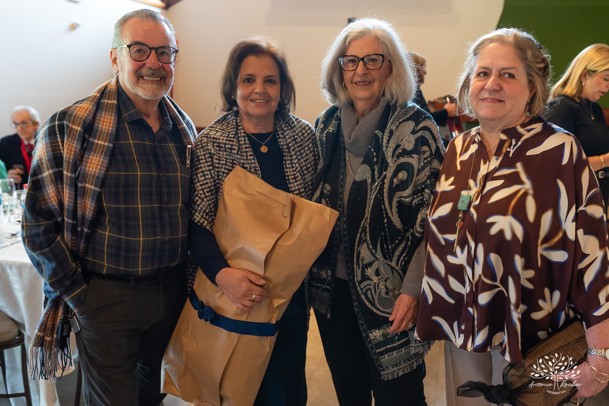 aniversário-Lourdes-70-anos-festa-familiar-almoço-amigos-celebração-vida-fotografia-memórias-registros-fotos-viagens-família-emocionante-discursos-detais-cuidados-momento-especial-decoracao-Flor--sorrisos-lembranças-Antonio-Rocha-Fotografias - Pelotas