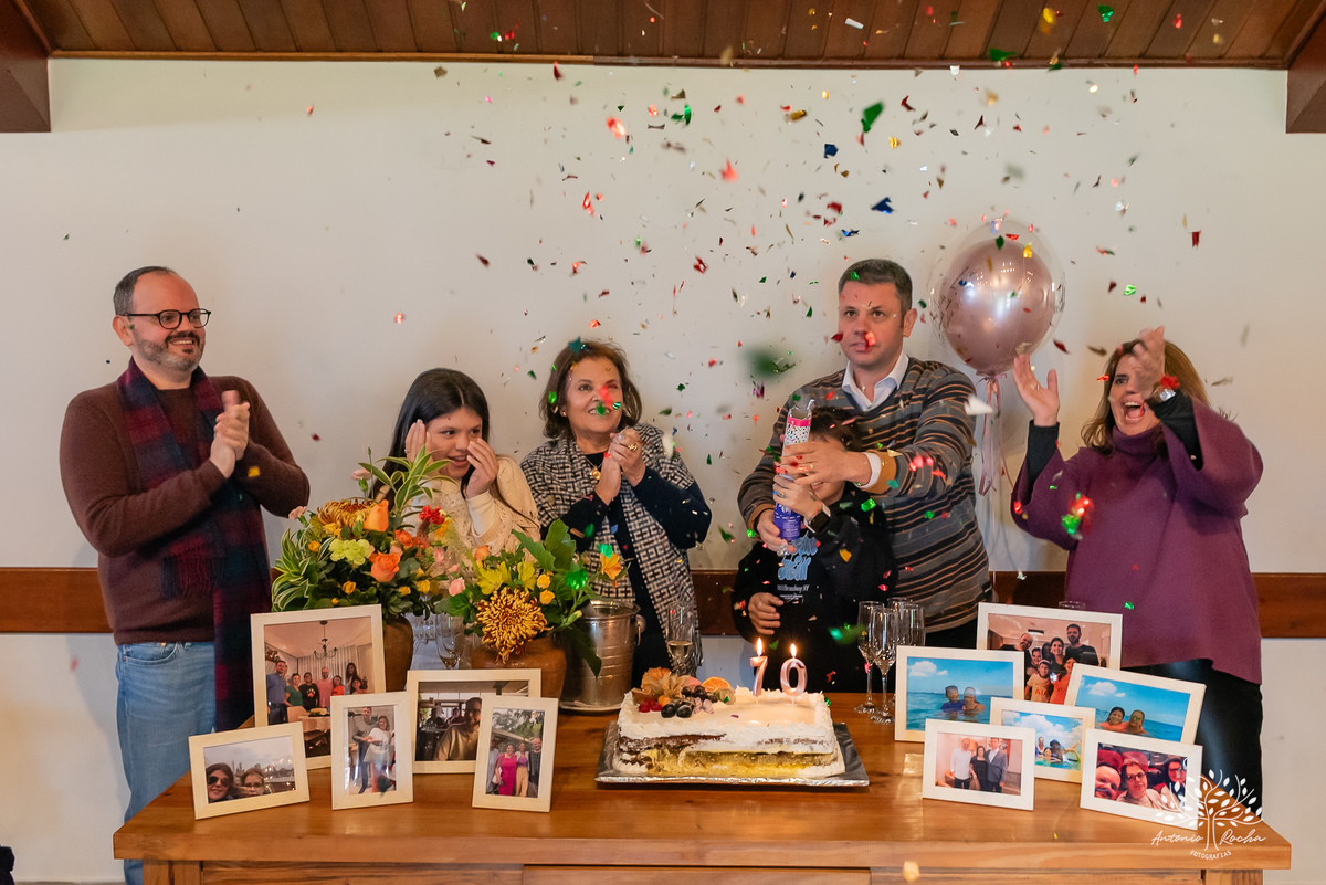 aniversário-Lourdes-70-anos-festa-familiar-almoço-amigos-celebração-vida-fotografia-memórias-registros-fotos-viagens-família-emocionante-discursos-detais-cuidados-momento-especial-decoracao-Flor--sorrisos-lembranças-Antonio-Rocha-Fotografias - Pelotas