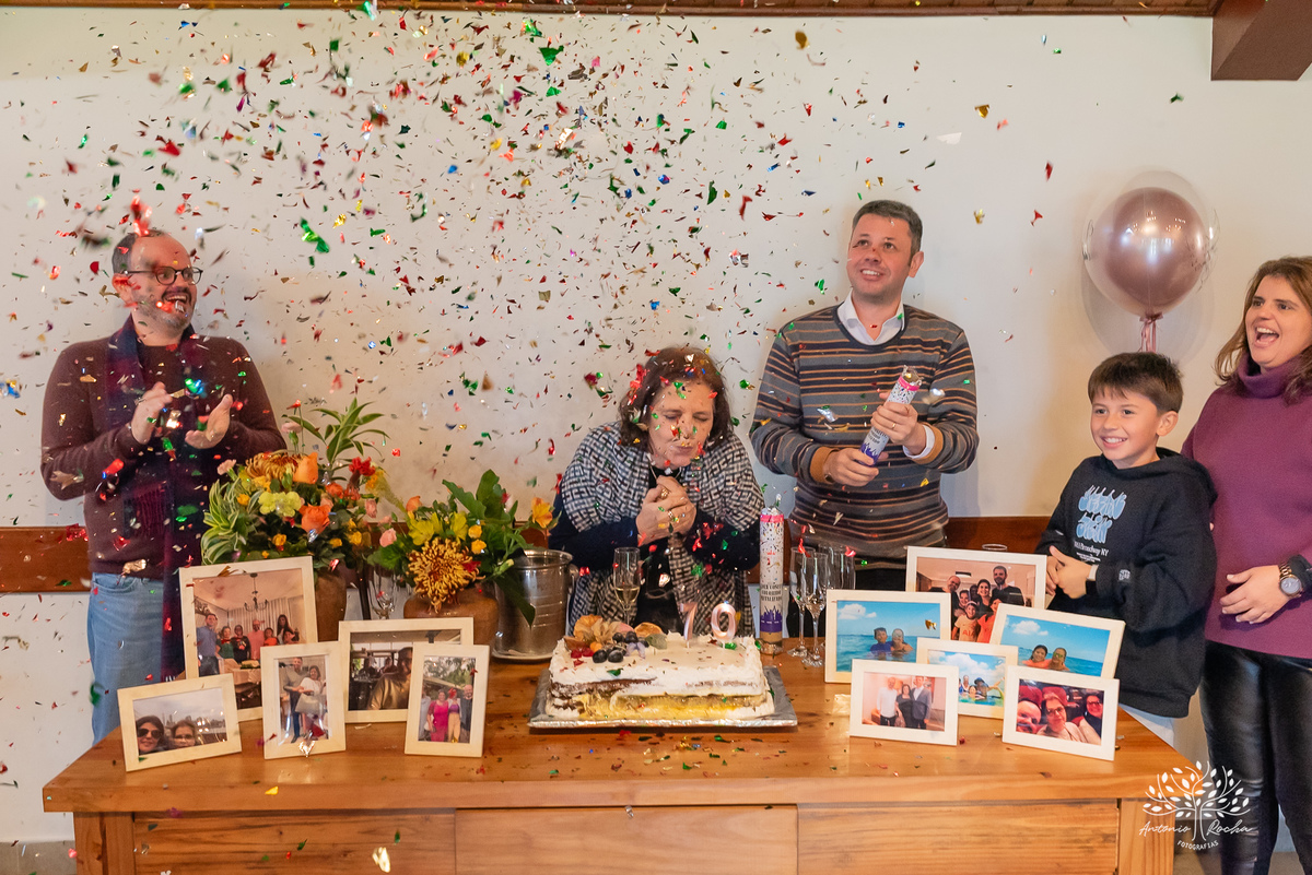 aniversário-Lourdes-70-anos-festa-familiar-almoço-amigos-celebração-vida-fotografia-memórias-registros-fotos-viagens-família-emocionante-discursos-detais-cuidados-momento-especial-decoracao-Flor--sorrisos-lembranças-Antonio-Rocha-Fotografias - Pelotas