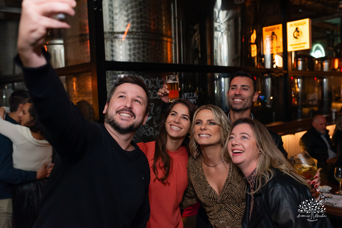 fotografia de aniversário - fotógrafo em Pelotas - fotografia em festas - retratos - celebrar a vida - fotografia de 45 anos - fábrica roca - fotografia profissional -fotografias espontâneas - fotógrafo de eventos - antonio rocha fotografias - cervejaria