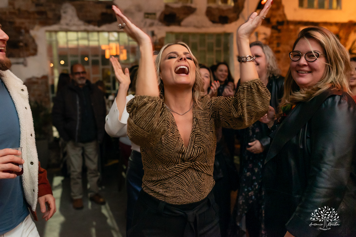 fotografia de aniversário - fotógrafo em Pelotas - fotografia em festas - retratos - celebrar a vida - fotografia de 45 anos - fábrica roca - fotografia profissional -fotografias espontâneas - fotógrafo de eventos - antonio rocha fotografias - cervejaria