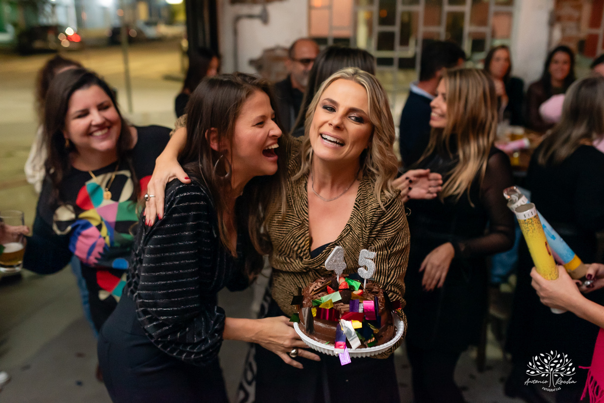 fotografia de aniversário - fotógrafo em Pelotas - fotografia em festas - retratos - celebrar a vida - fotografia de 45 anos - fábrica roca - fotografia profissional -fotografias espontâneas - fotógrafo de eventos - antonio rocha fotografias - cervejaria