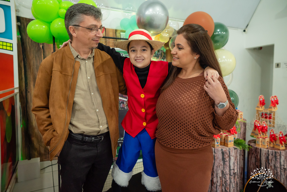 Pelotas - 9 anos - festa infantil - brincadeiras - amigos - diversão - Salão de Festas Arte e Riso - quadra de futebol - One Piece - pirata - playground - parabéns - animação - sorrisos - família - fotografia infantil - Antonio Rocha Fotografias