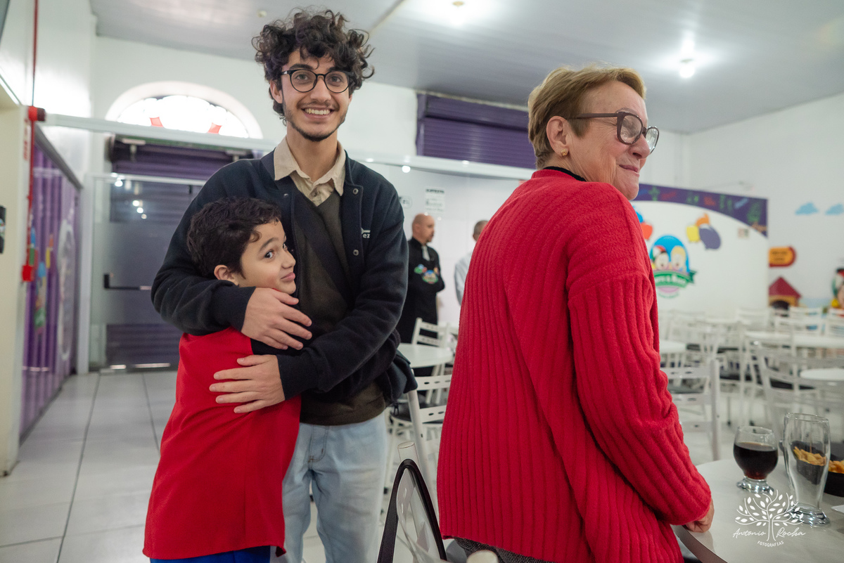 Pelotas - 9 anos - festa infantil - brincadeiras - amigos - diversão - Salão de Festas Arte e Riso - quadra de futebol - One Piece - pirata - playground - parabéns - animação - sorrisos - família - fotografia infantil - Antonio Rocha Fotografias