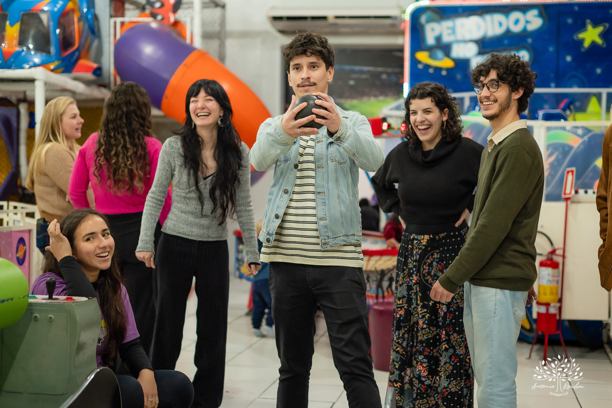 Pelotas - 9 anos - festa infantil - brincadeiras - amigos - diversão - Salão de Festas Arte e Riso - quadra de futebol - One Piece - pirata - playground - parabéns - animação - sorrisos - família - fotografia infantil - Antonio Rocha Fotografias