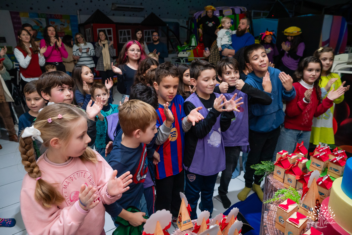 Pelotas - 9 anos - festa infantil - brincadeiras - amigos - diversão - Salão de Festas Arte e Riso - quadra de futebol - One Piece - pirata - playground - parabéns - animação - sorrisos - família - fotografia infantil - Antonio Rocha Fotografias