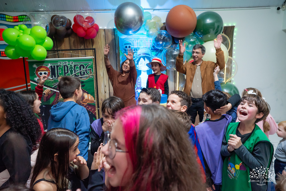 Pelotas - 9 anos - festa infantil - brincadeiras - amigos - diversão - Salão de Festas Arte e Riso - quadra de futebol - One Piece - pirata - playground - parabéns - animação - sorrisos - família - fotografia infantil - Antonio Rocha Fotografias