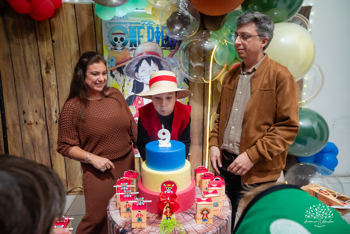 Pelotas - 9 anos - festa infantil - brincadeiras - amigos - diversão - Salão de Festas Arte e Riso - quadra de futebol - One Piece - pirata - playground - parabéns - animação - sorrisos - família - fotografia infantil - Antonio Rocha Fotografias