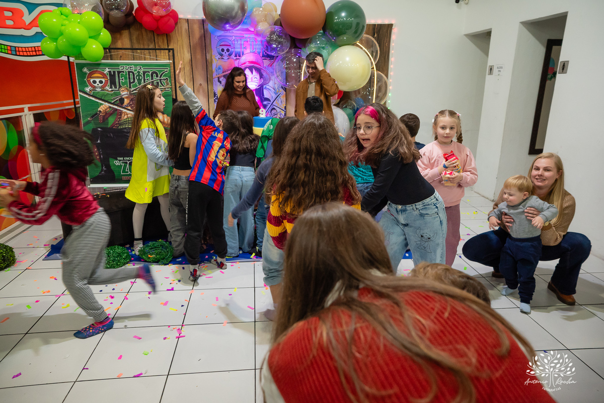 Pelotas - 9 anos - festa infantil - brincadeiras - amigos - diversão - Salão de Festas Arte e Riso - quadra de futebol - One Piece - pirata - playground - parabéns - animação - sorrisos - família - fotografia infantil - Antonio Rocha Fotografias
