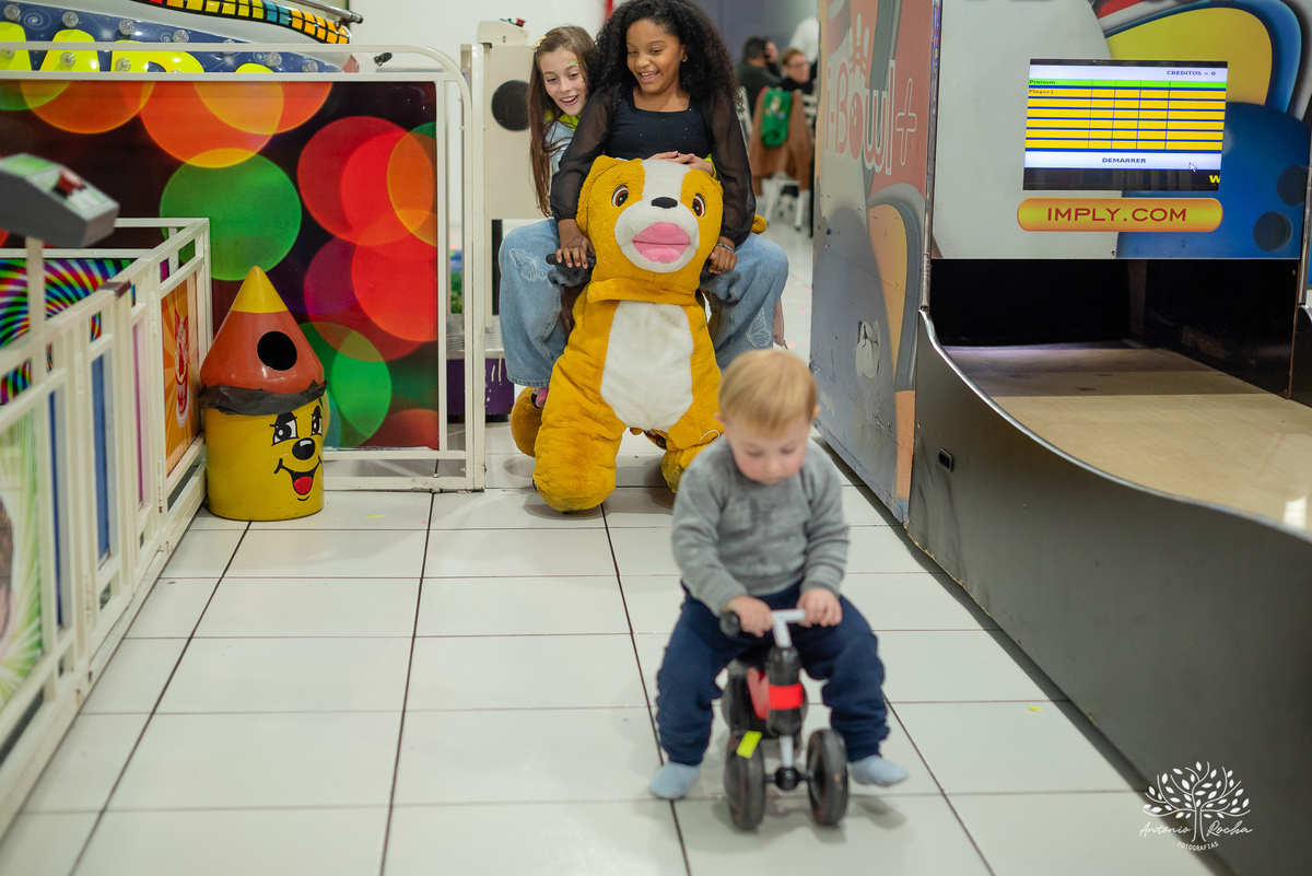 Pelotas - 9 anos - festa infantil - brincadeiras - amigos - diversão - Salão de Festas Arte e Riso - quadra de futebol - One Piece - pirata - playground - parabéns - animação - sorrisos - família - fotografia infantil - Antonio Rocha Fotografias