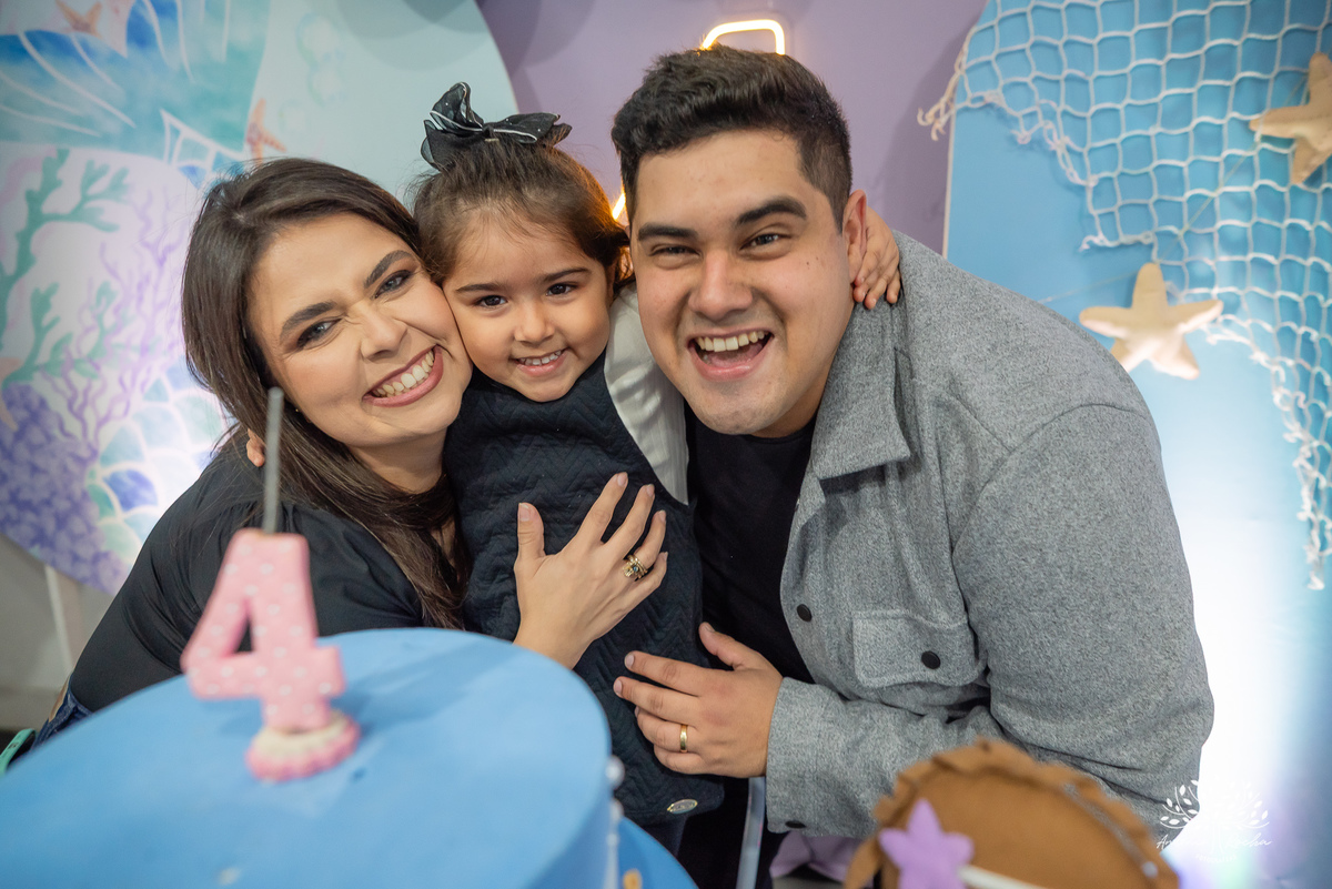 Laura - aniversário - 4 anos - afilhada - dindo - Renata - infância - riso solto - brincadeira - bolo - lembrancinhas - família - amigos - festa intimista - alegria - espontaneidade - fotografias - Antonio Rocha - Renata Dalbann - Pelotas