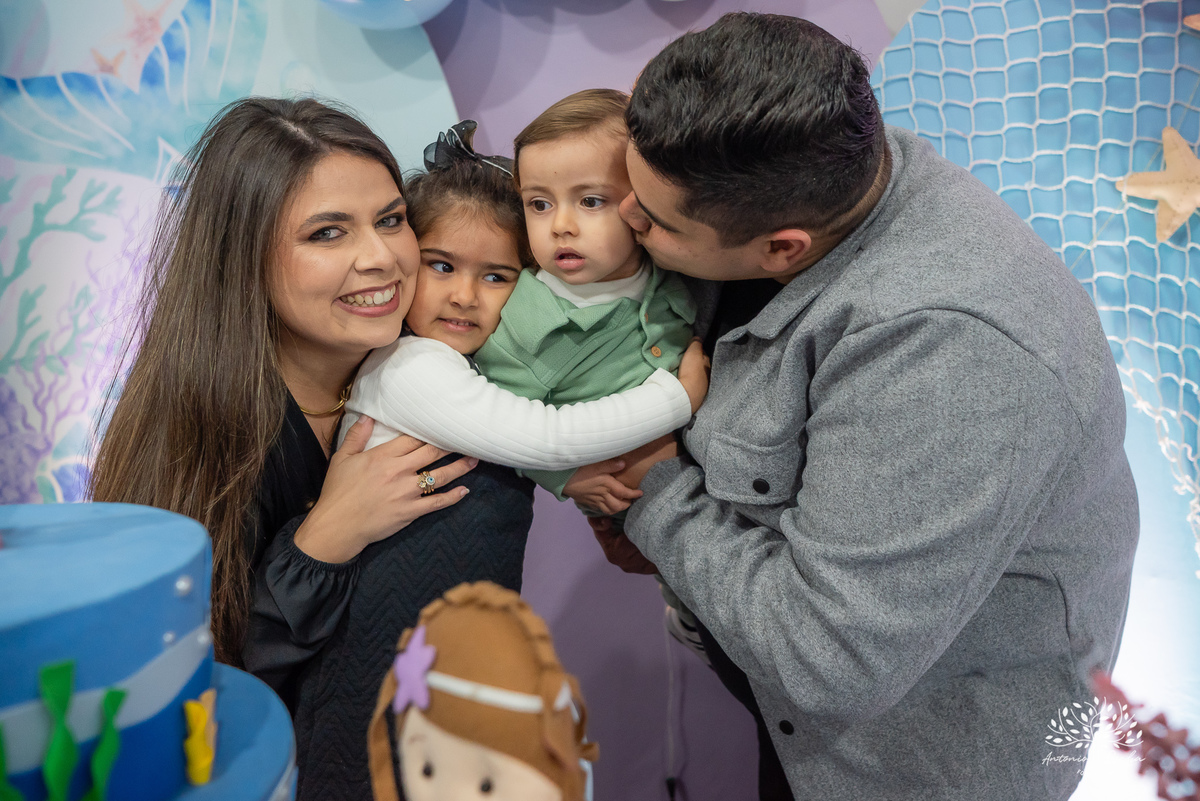 Laura - aniversário - 4 anos - afilhada - dindo - Renata - infância - riso solto - brincadeira - bolo - lembrancinhas - família - amigos - festa intimista - alegria - espontaneidade - fotografias - Antonio Rocha - Renata Dalbann - Pelotas