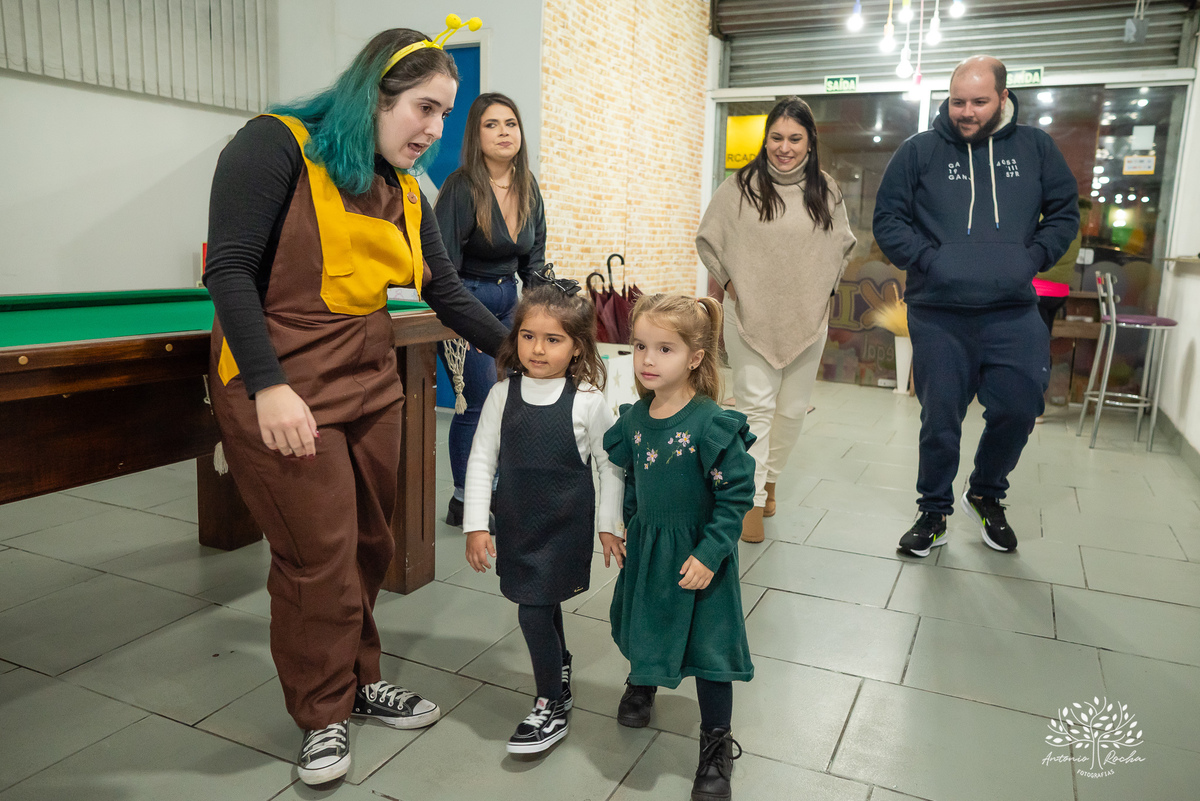 Laura - aniversário - 4 anos - afilhada - dindo - Renata - infância - riso solto - brincadeira - bolo - lembrancinhas - família - amigos - festa intimista - alegria - espontaneidade - fotografias - Antonio Rocha - Renata Dalbann - Pelotas