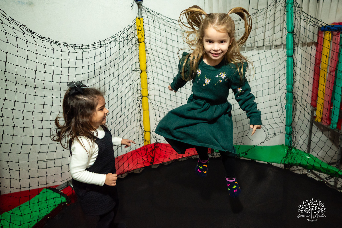 Laura - aniversário - 4 anos - afilhada - dindo - Renata - infância - riso solto - brincadeira - bolo - lembrancinhas - família - amigos - festa intimista - alegria - espontaneidade - fotografias - Antonio Rocha - Renata Dalbann - Pelotas