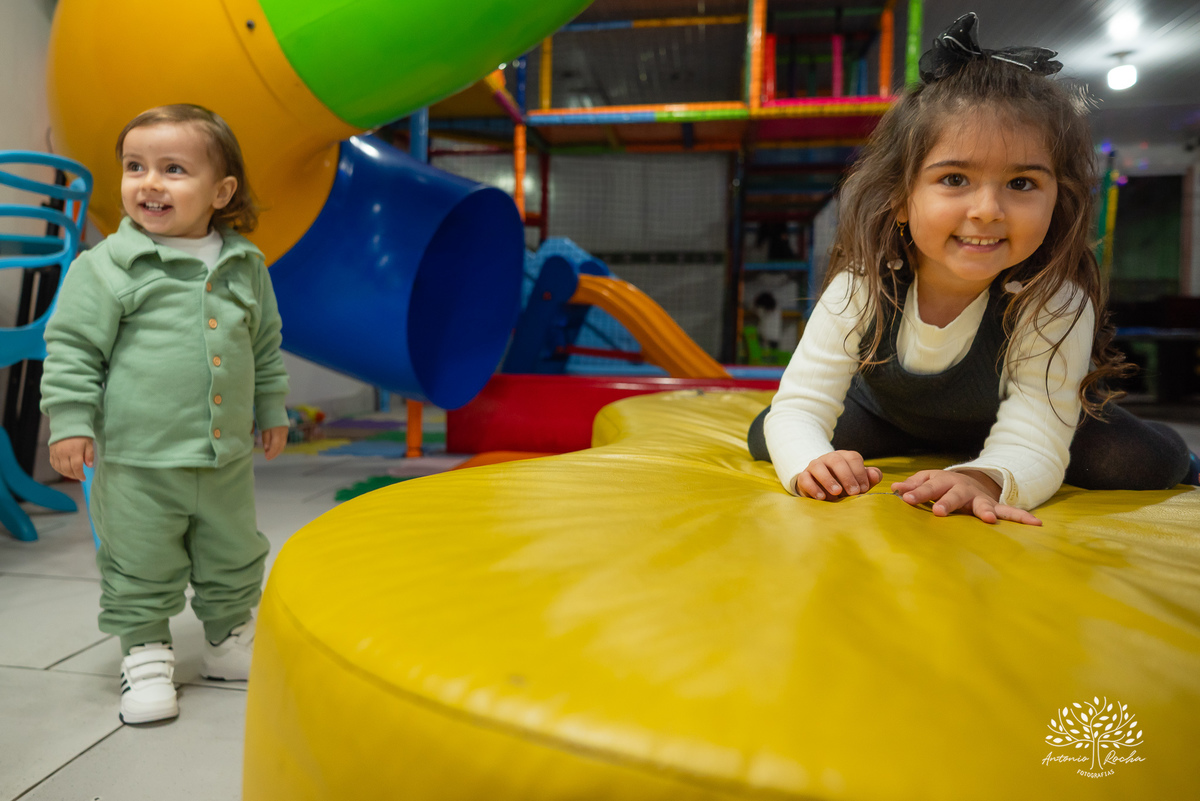 Laura - aniversário - 4 anos - afilhada - dindo - Renata - infância - riso solto - brincadeira - bolo - lembrancinhas - família - amigos - festa intimista - alegria - espontaneidade - fotografias - Antonio Rocha - Renata Dalbann - Pelotas