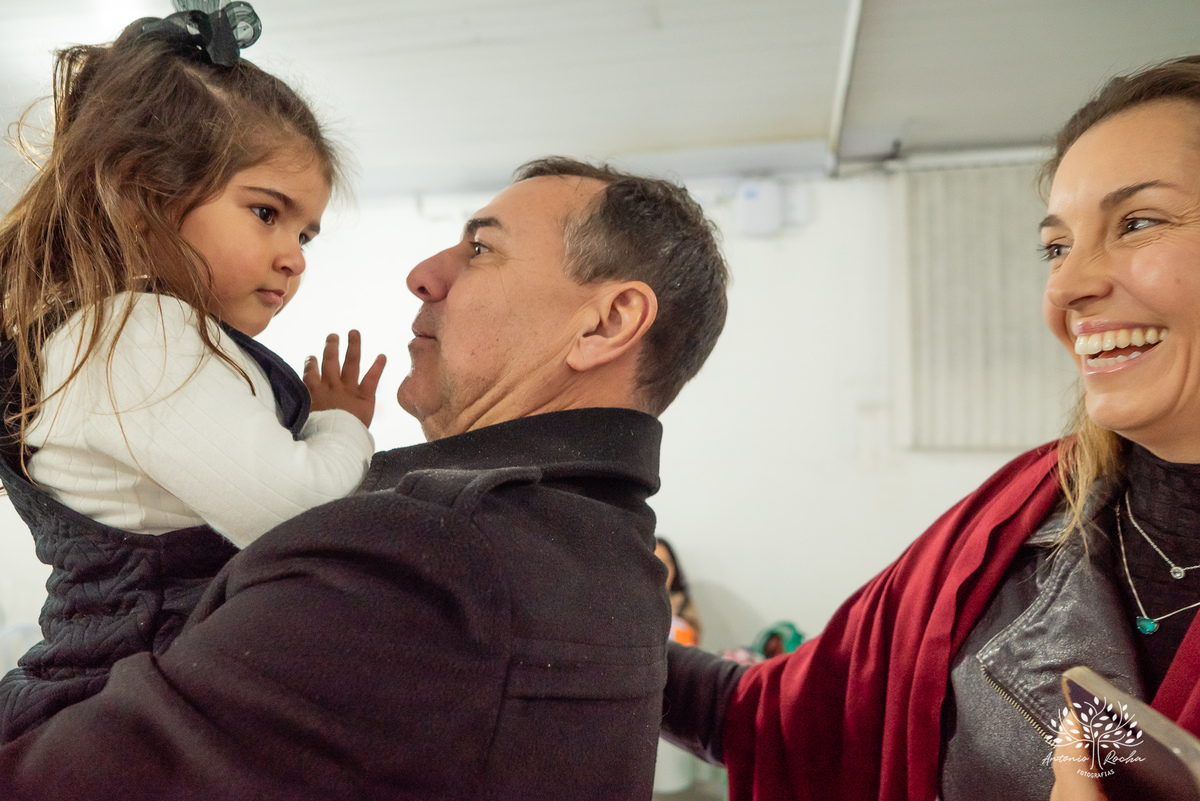 Laura - aniversário - 4 anos - afilhada - dindo - Renata - infância - riso solto - brincadeira - bolo - lembrancinhas - família - amigos - festa intimista - alegria - espontaneidade - fotografias - Antonio Rocha - Renata Dalbann - Pelotas