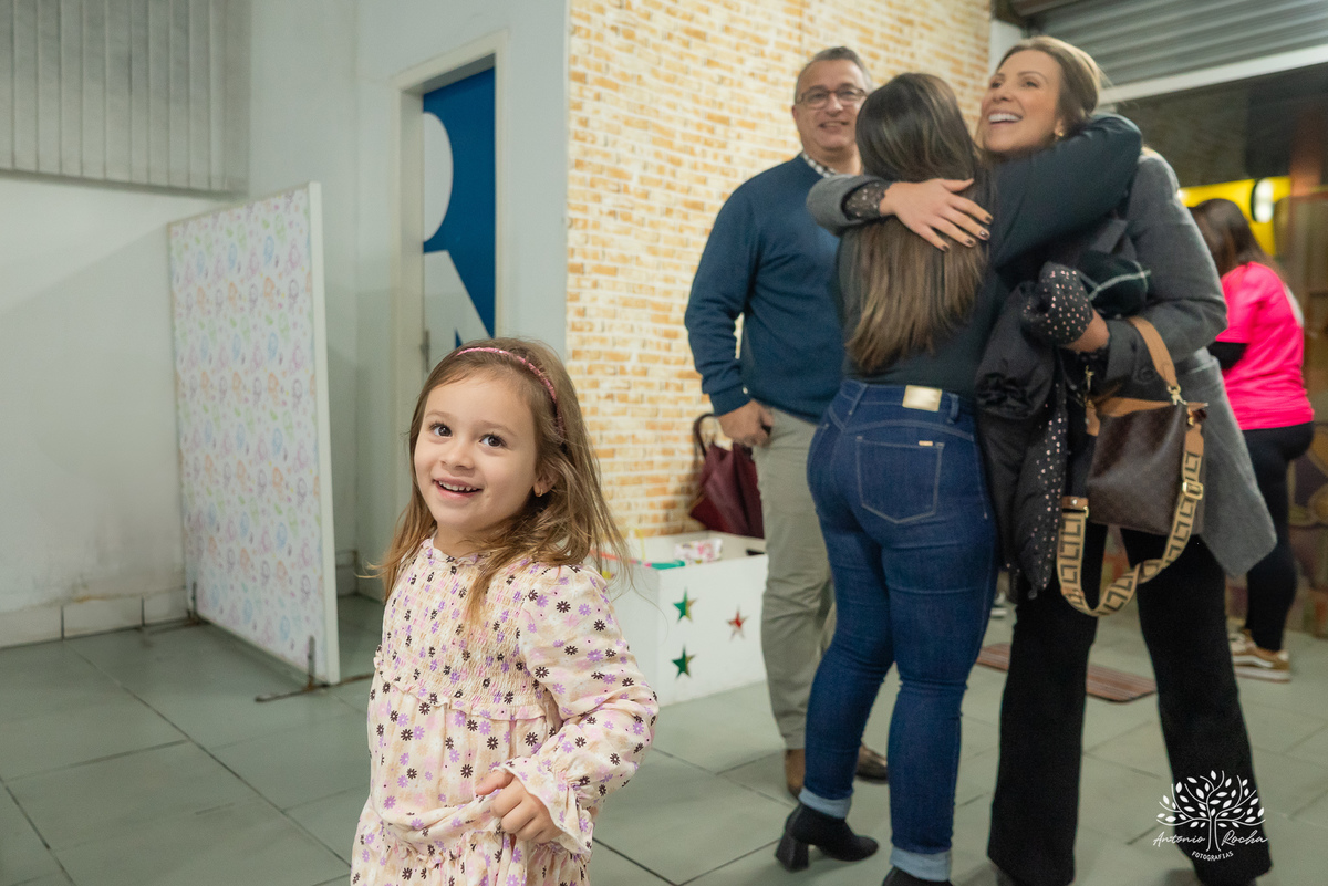 Laura - aniversário - 4 anos - afilhada - dindo - Renata - infância - riso solto - brincadeira - bolo - lembrancinhas - família - amigos - festa intimista - alegria - espontaneidade - fotografias - Antonio Rocha - Renata Dalbann - Pelotas