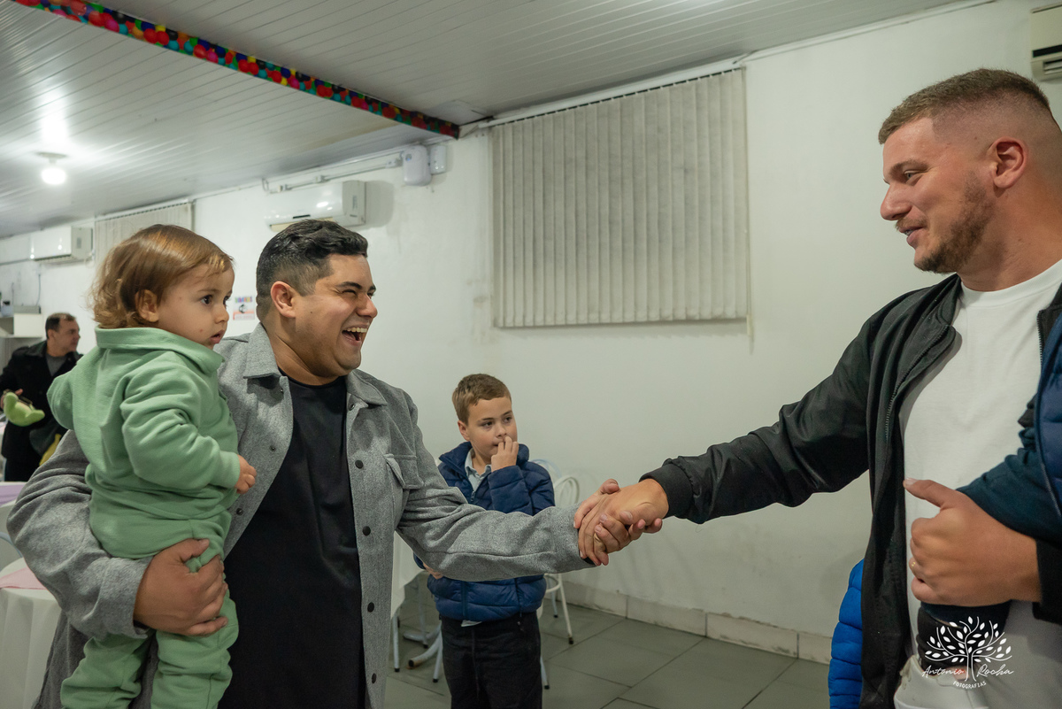 Laura - aniversário - 4 anos - afilhada - dindo - Renata - infância - riso solto - brincadeira - bolo - lembrancinhas - família - amigos - festa intimista - alegria - espontaneidade - fotografias - Antonio Rocha - Renata Dalbann - Pelotas