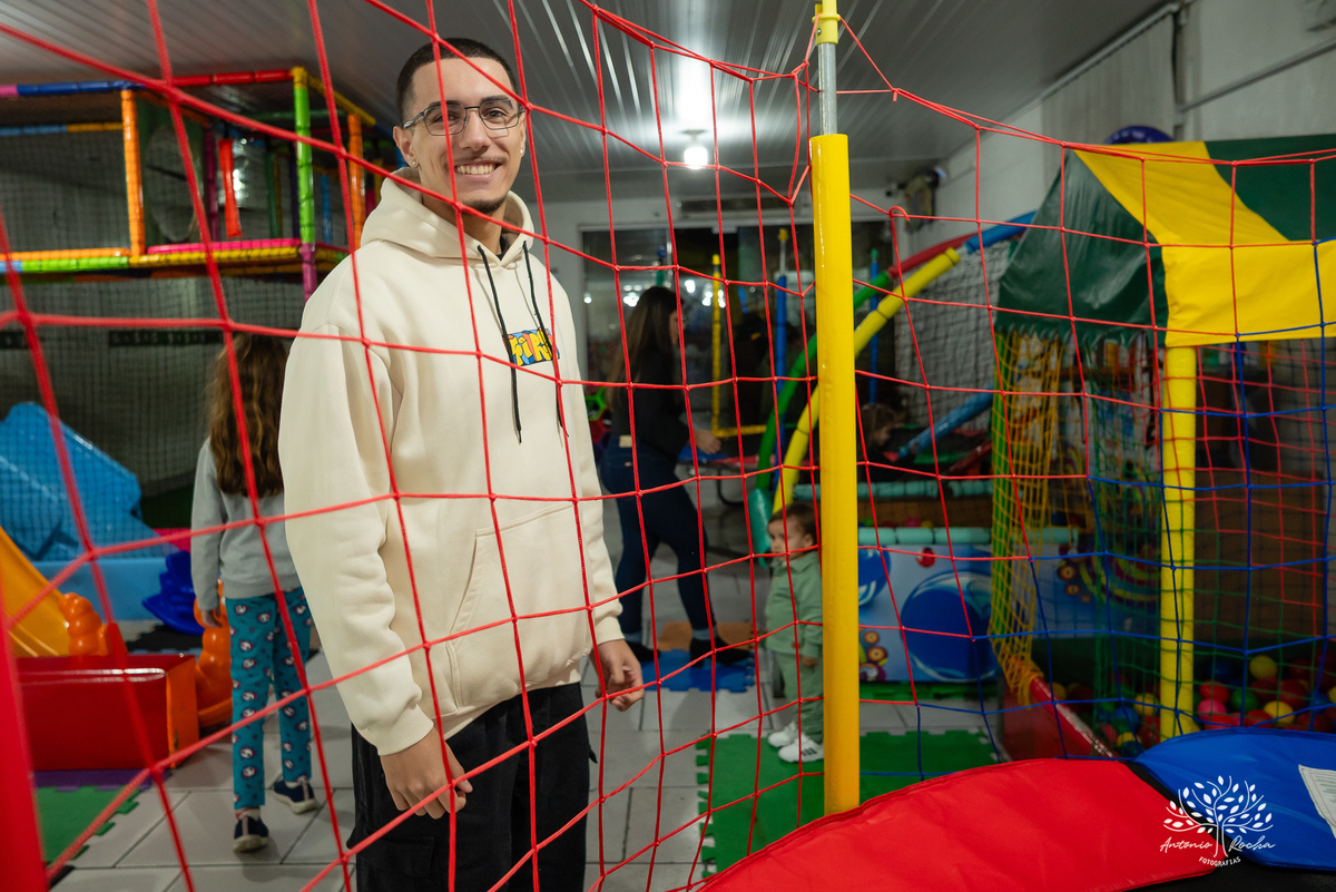 Laura - aniversário - 4 anos - afilhada - dindo - Renata - infância - riso solto - brincadeira - bolo - lembrancinhas - família - amigos - festa intimista - alegria - espontaneidade - fotografias - Antonio Rocha - Renata Dalbann - Pelotas