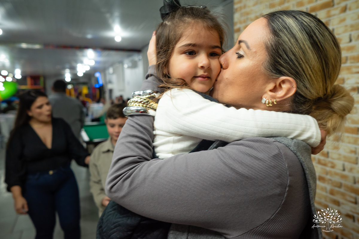 Laura - aniversário - 4 anos - afilhada - dindo - Renata - infância - riso solto - brincadeira - bolo - lembrancinhas - família - amigos - festa intimista - alegria - espontaneidade - fotografias - Antonio Rocha - Renata Dalbann - Pelotas