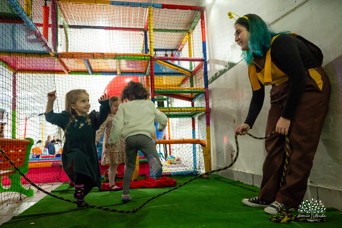 Laura - aniversário - 4 anos - afilhada - dindo - Renata - infância - riso solto - brincadeira - bolo - lembrancinhas - família - amigos - festa intimista - alegria - espontaneidade - fotografias - Antonio Rocha - Renata Dalbann - Pelotas