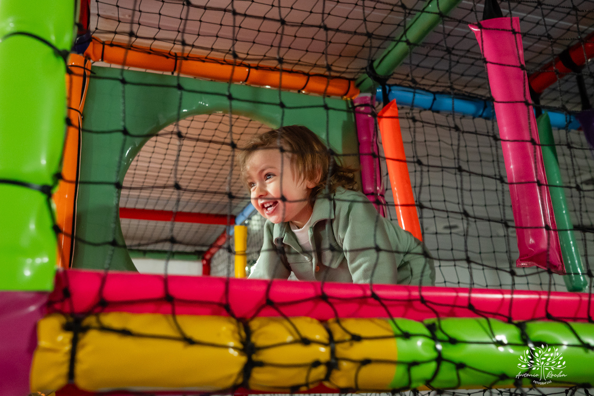 Laura - aniversário - 4 anos - afilhada - dindo - Renata - infância - riso solto - brincadeira - bolo - lembrancinhas - família - amigos - festa intimista - alegria - espontaneidade - fotografias - Antonio Rocha - Renata Dalbann - Pelotas