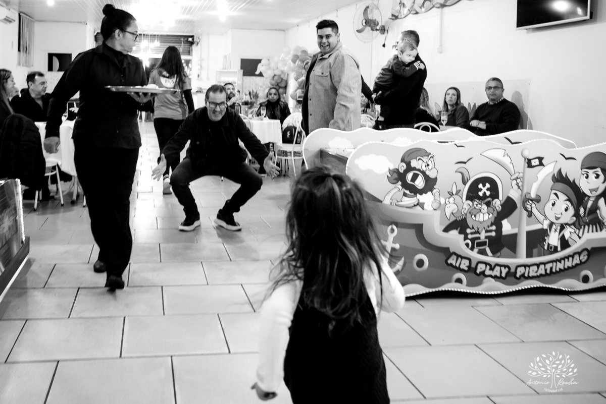 Laura - aniversário - 4 anos - afilhada - dindo - Renata - infância - riso solto - brincadeira - bolo - lembrancinhas - família - amigos - festa intimista - alegria - espontaneidade - fotografias - Antonio Rocha - Renata Dalbann - Pelotas