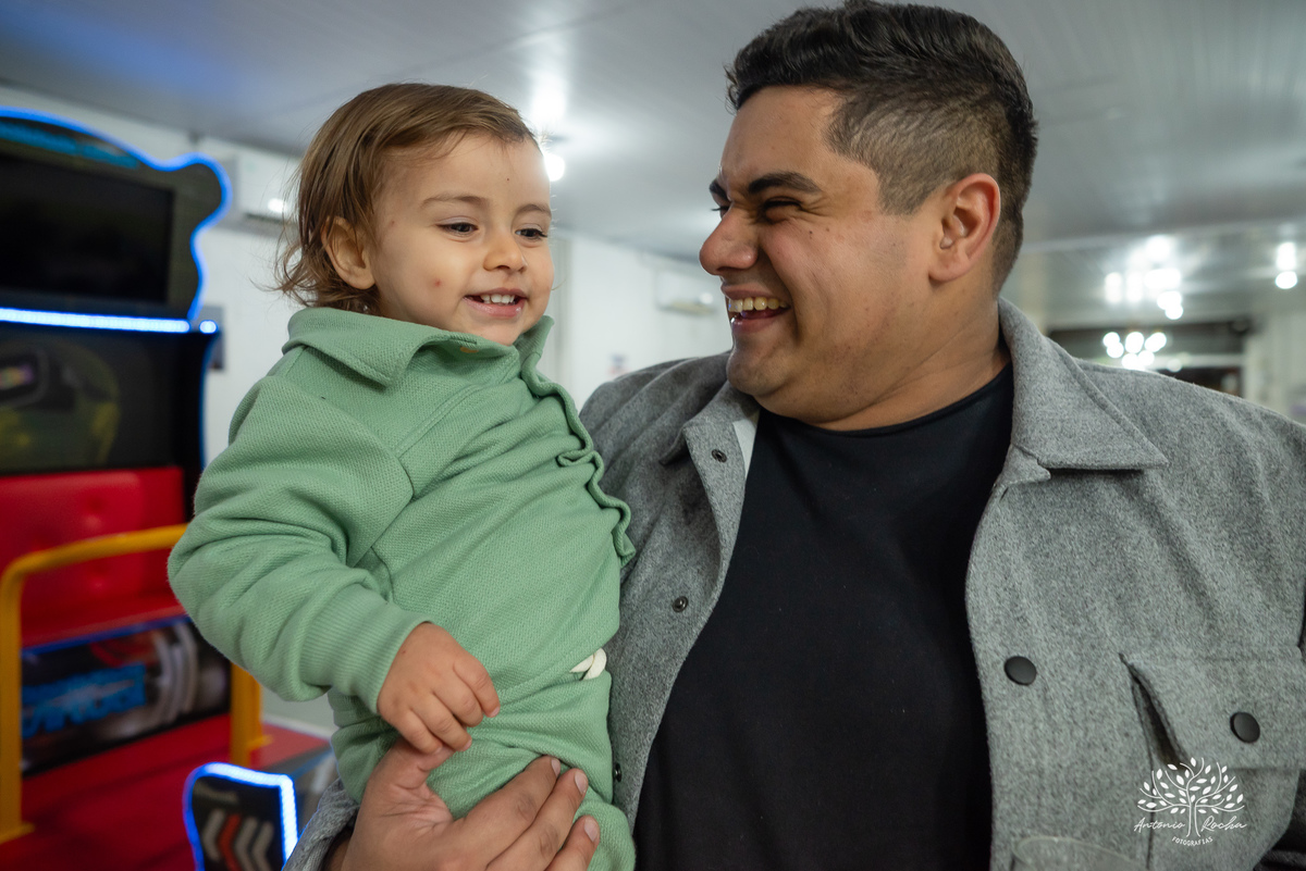 Laura - aniversário - 4 anos - afilhada - dindo - Renata - infância - riso solto - brincadeira - bolo - lembrancinhas - família - amigos - festa intimista - alegria - espontaneidade - fotografias - Antonio Rocha - Renata Dalbann - Pelotas