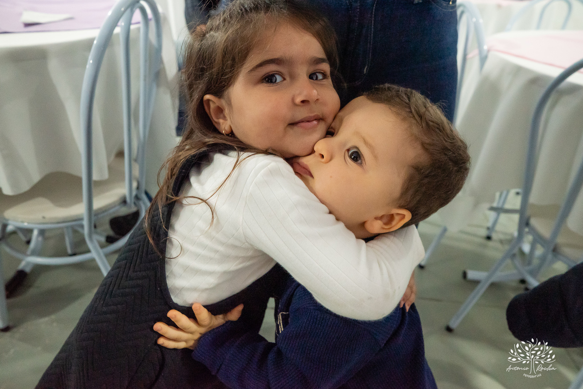 Laura - aniversário - 4 anos - afilhada - dindo - Renata - infância - riso solto - brincadeira - bolo - lembrancinhas - família - amigos - festa intimista - alegria - espontaneidade - fotografias - Antonio Rocha - Renata Dalbann - Pelotas