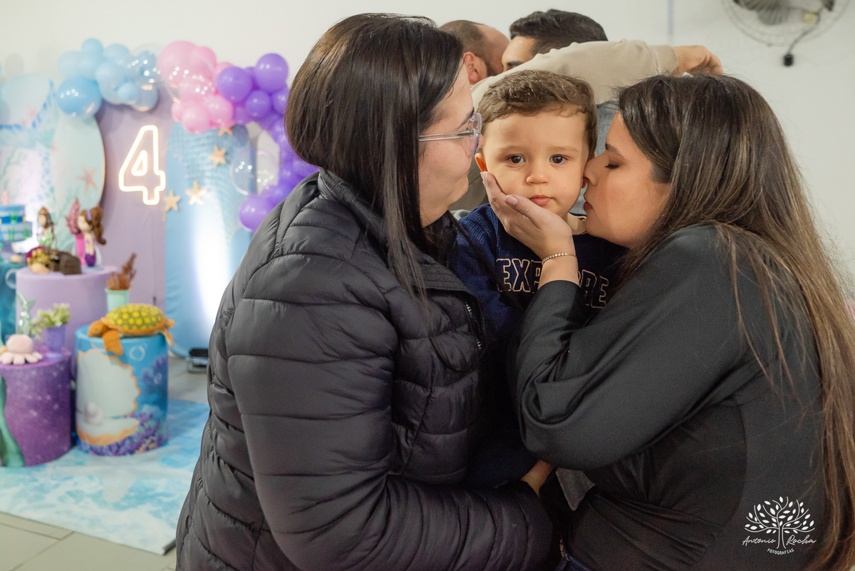 Laura - aniversário - 4 anos - afilhada - dindo - Renata - infância - riso solto - brincadeira - bolo - lembrancinhas - família - amigos - festa intimista - alegria - espontaneidade - fotografias - Antonio Rocha - Renata Dalbann - Pelotas