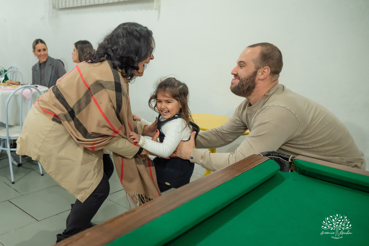 Laura - aniversário - 4 anos - afilhada - dindo - Renata - infância - riso solto - brincadeira - bolo - lembrancinhas - família - amigos - festa intimista - alegria - espontaneidade - fotografias - Antonio Rocha - Renata Dalbann - Pelotas